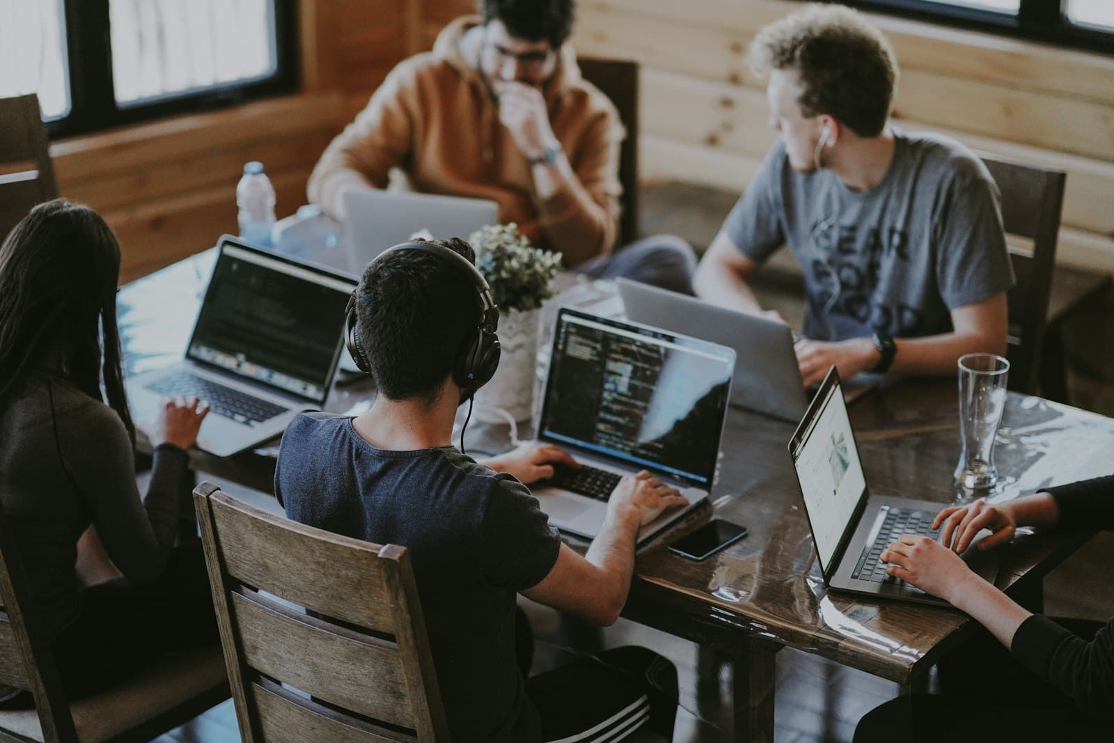 Desarrolladores de Loopy programando en equipo